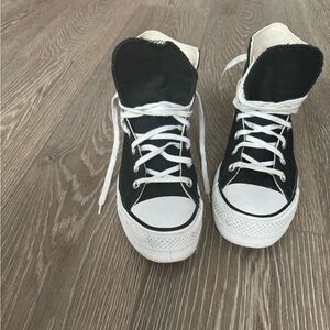 Black platform converse sneakers 
Gently worn